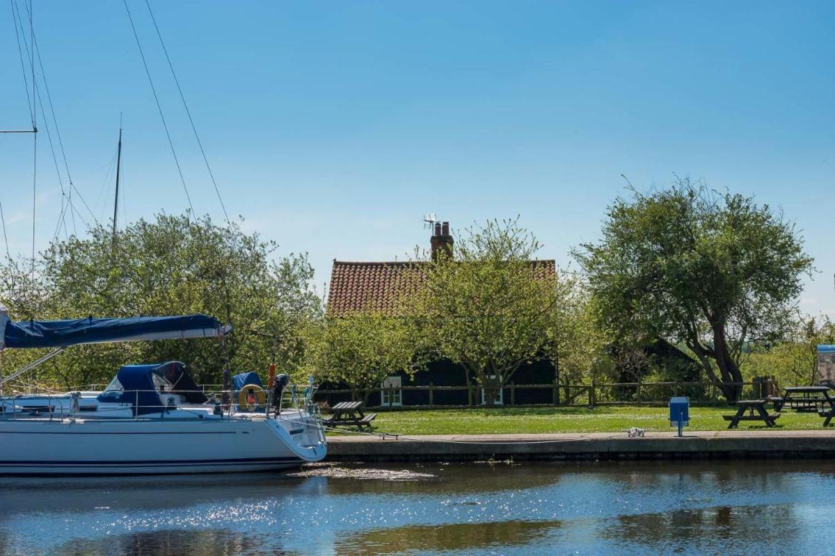 Navigation Cottage On The Historic Sea Lock Overlooking The Nature Reserve مالدون المظهر الخارجي الصورة