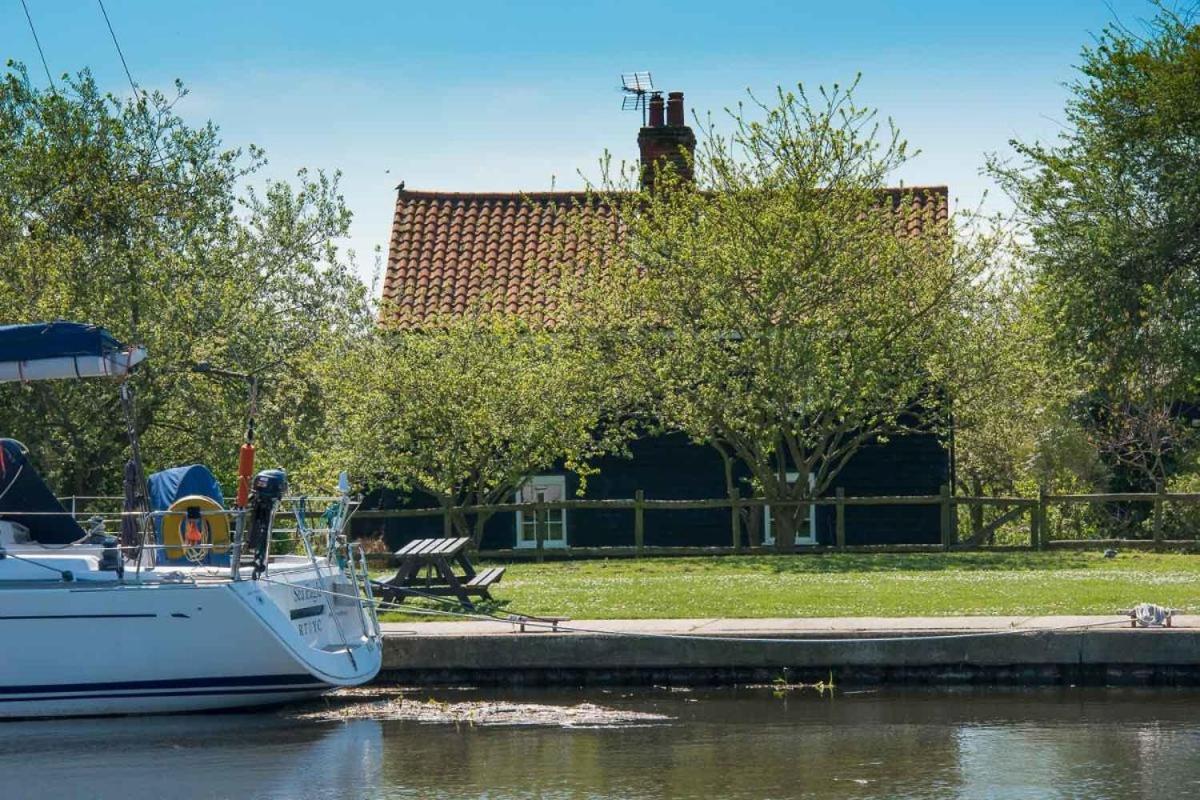 Navigation Cottage On The Historic Sea Lock Overlooking The Nature Reserve مالدون المظهر الخارجي الصورة