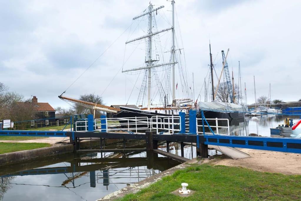 Navigation Cottage On The Historic Sea Lock Overlooking The Nature Reserve مالدون المظهر الخارجي الصورة