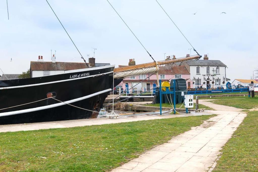 Navigation Cottage On The Historic Sea Lock Overlooking The Nature Reserve مالدون المظهر الخارجي الصورة
