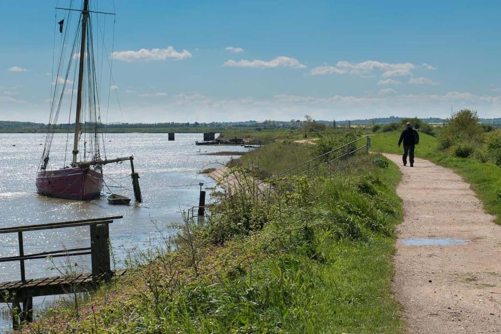 Navigation Cottage On The Historic Sea Lock Overlooking The Nature Reserve مالدون المظهر الخارجي الصورة